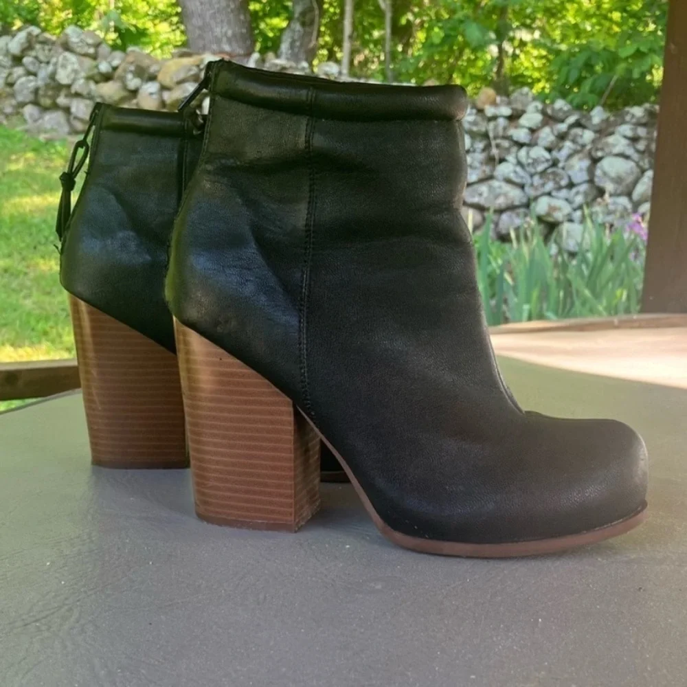 ELLE black ankle boots womens size 8 stacked heel, zipper backs